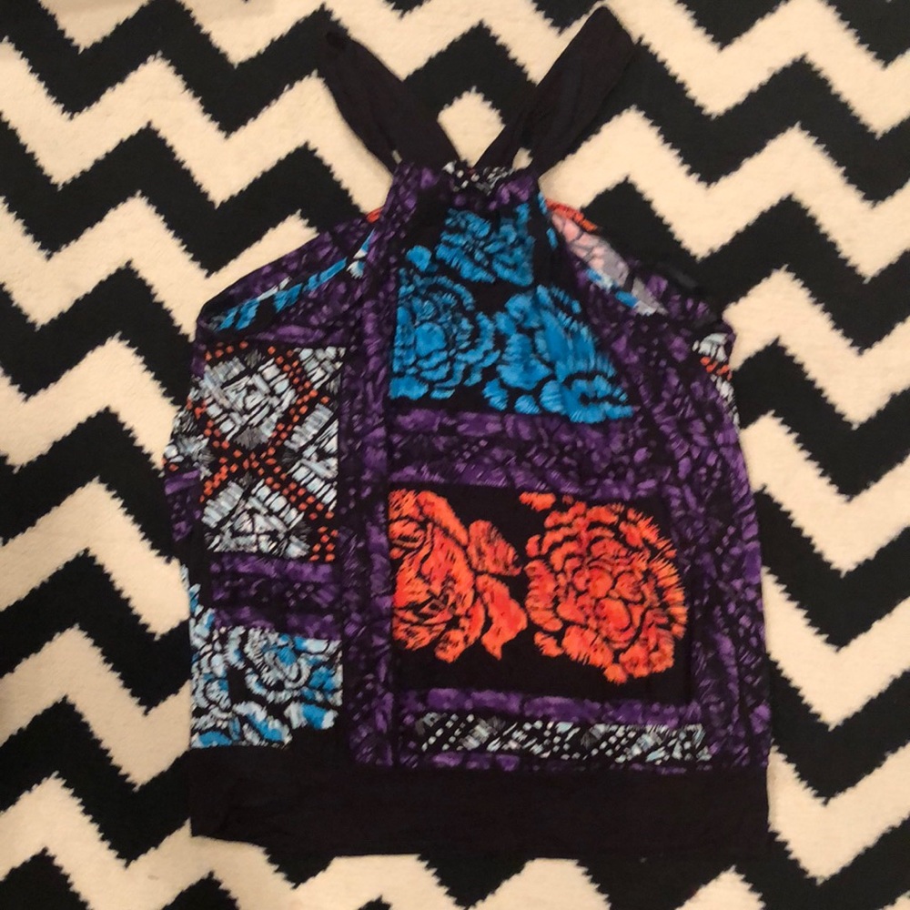 👚 Anthropologie top - flattering cut!